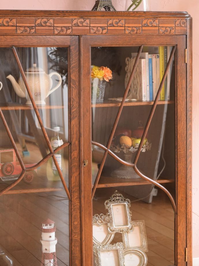 アンティーク家具らしさが漂うキャビネット