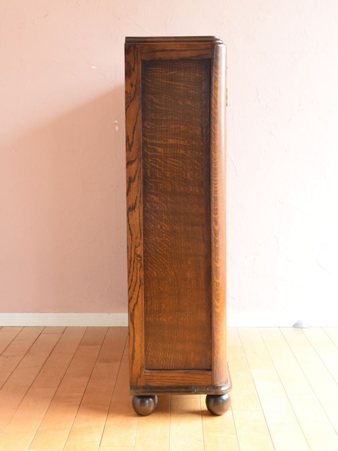 ガラスキャビネットの側面