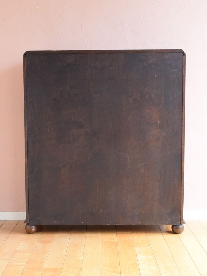 ガラスキャビネットの後ろ姿