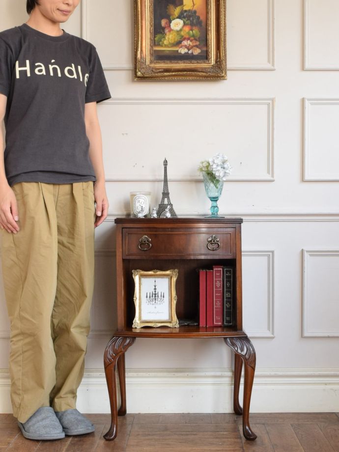 アンティークのサイドキャビネット