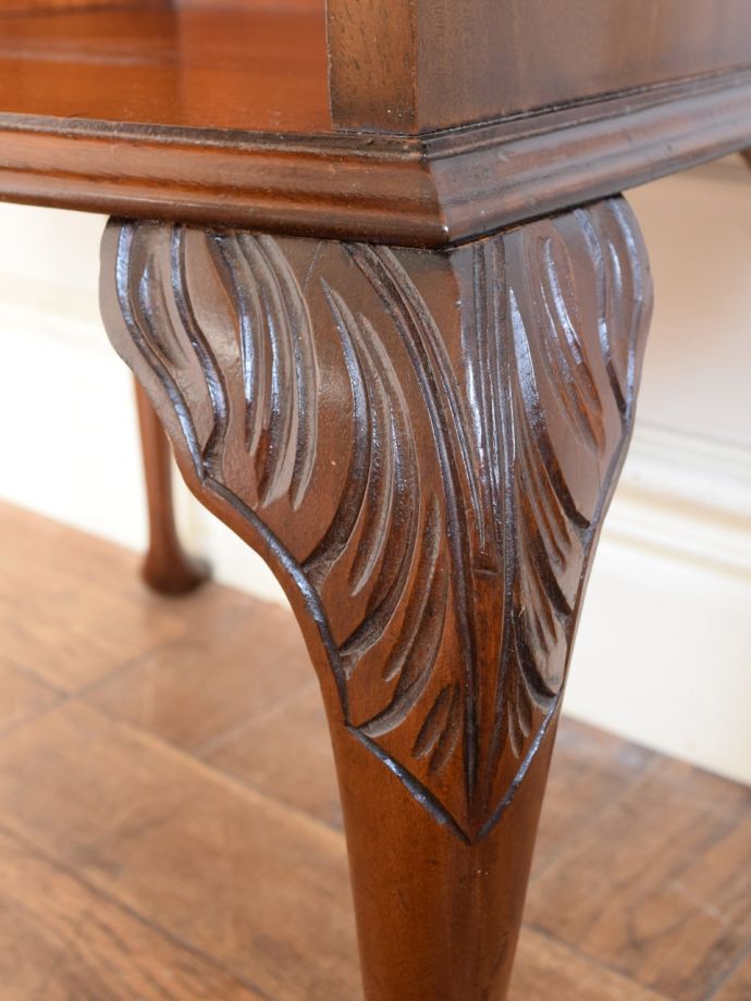 アンティークキャビネットの装飾