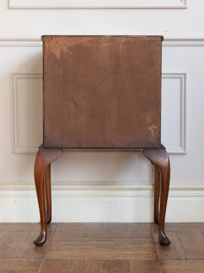 キャビネットの後ろ姿