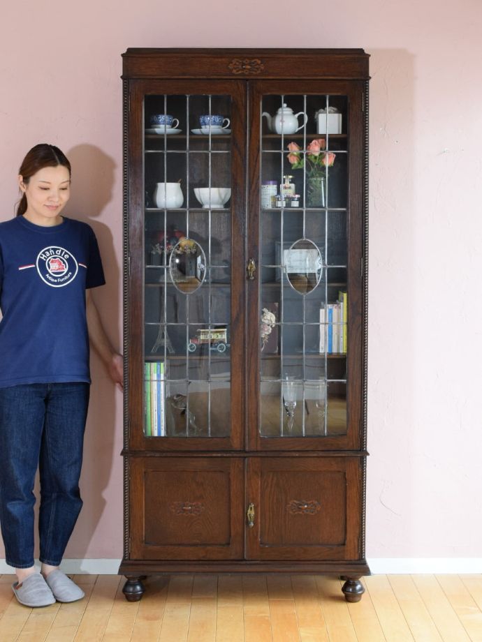 英国アンティークのキャビネット
