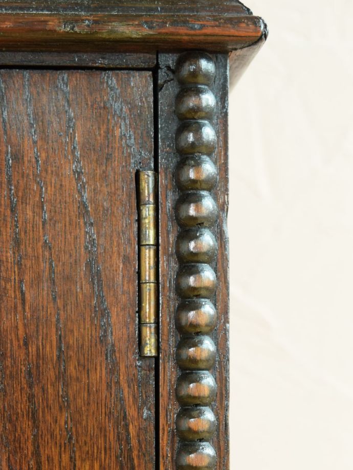 英国アンティーク家具らしい装飾