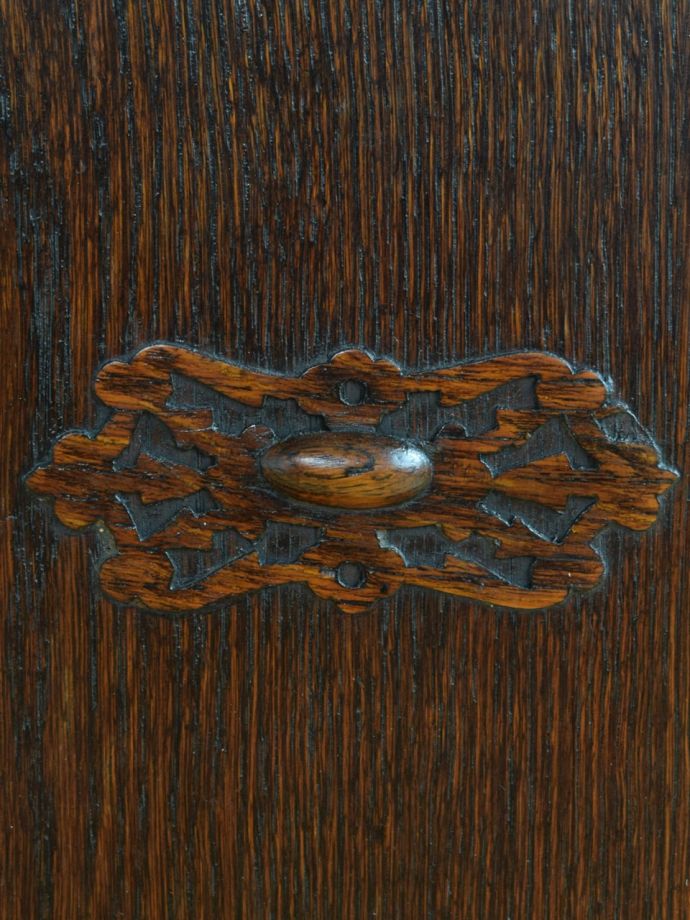 英国アンティーク家具らしい装飾