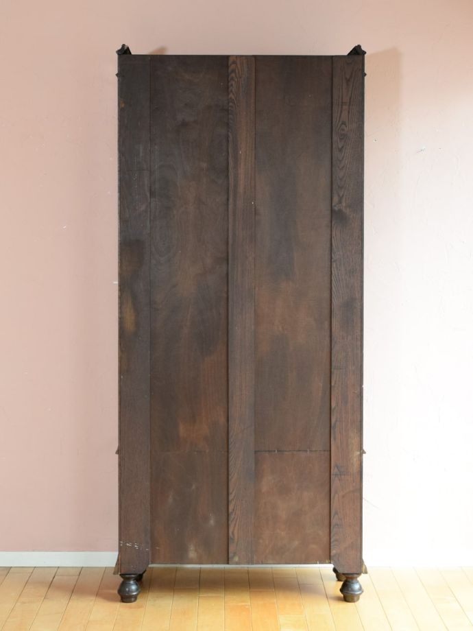 ガラスキャビネットの後ろ姿