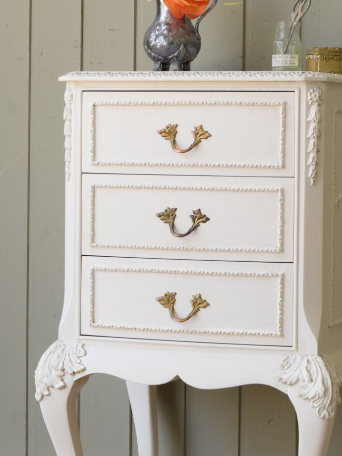 フランスから届いた白いベッドサイドチェスト、優雅な猫脚の