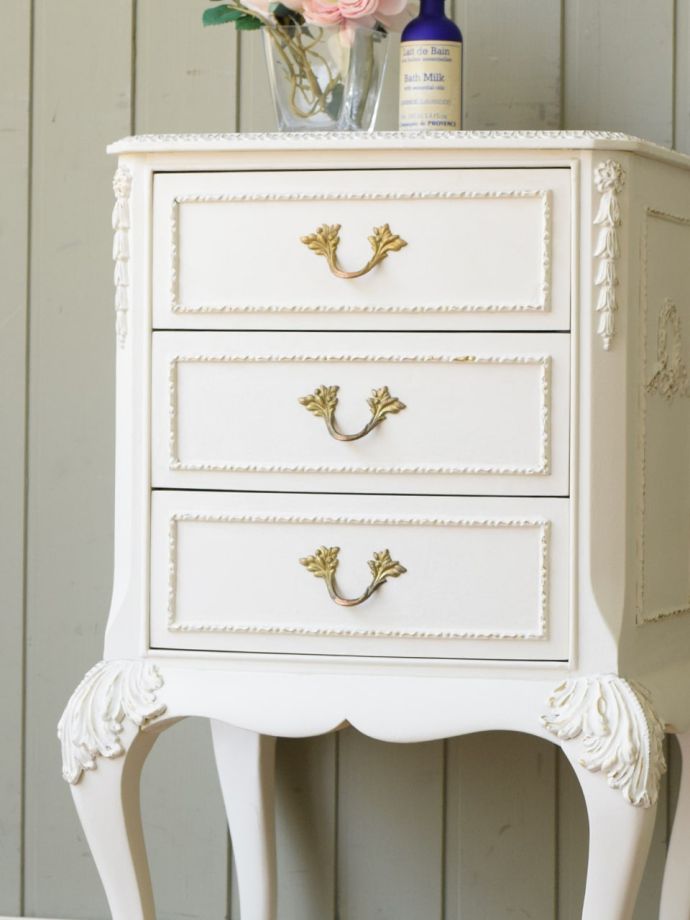 美品 フランスアンティーク調 フルールシリーズ ベットサイドホワイトチェスト 美品 フランスアンティーク調 フルールシリーズ ベットサイドホワイト