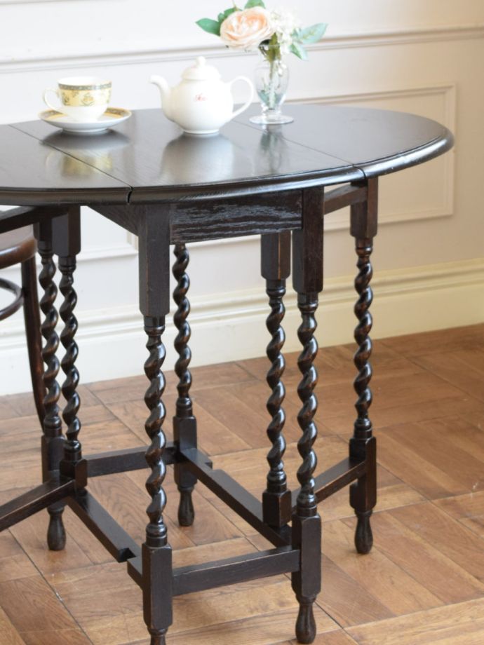 おしゃれなアンティークの伸長式テーブル