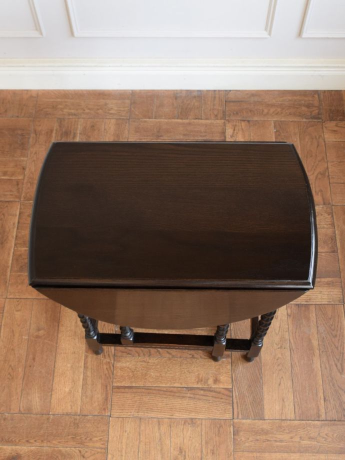 コンパクトなゲートレッグテーブル