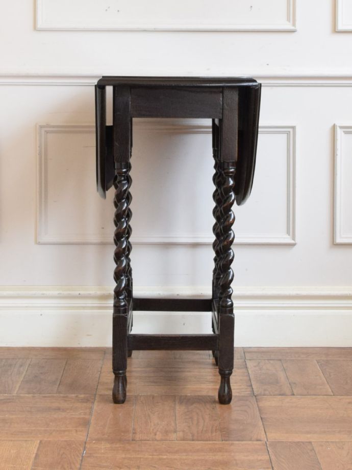 ゲートレッグテーブルの側面