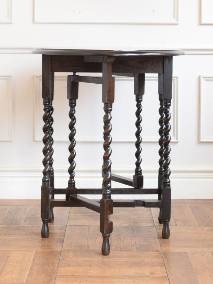 ゲートレッグテーブルの横顔