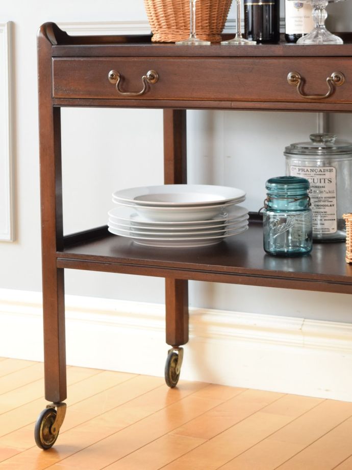 アンティーク家具らしさが漂うワゴン