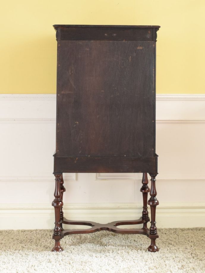 チェストの後ろ姿