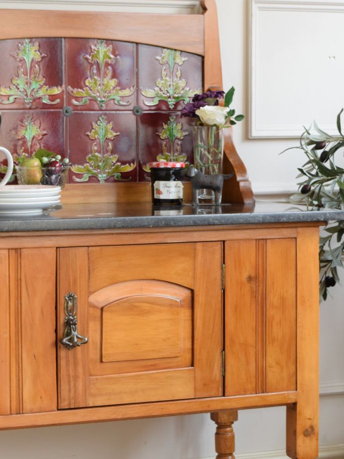 アンティーク家具でしか手に入らないキャビネット