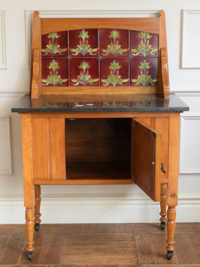 キャビネットの扉の中