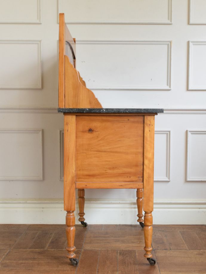 ウォッシュスタンドの側面