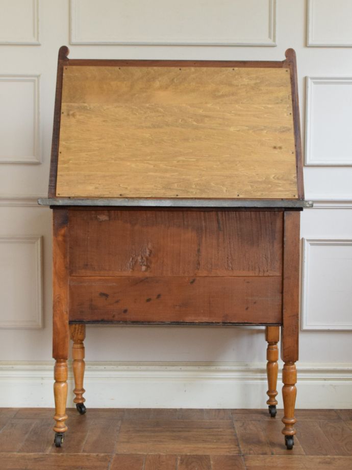 キャビネットの後ろ姿