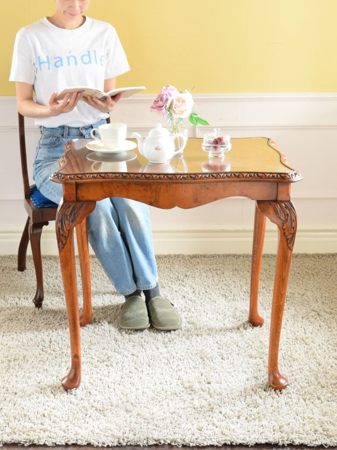 アンティークのオケージョナルテーブル