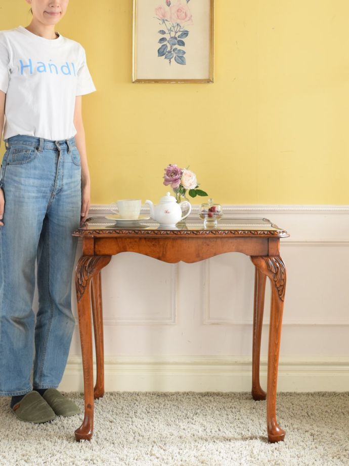 アンティークのサイドテーブル