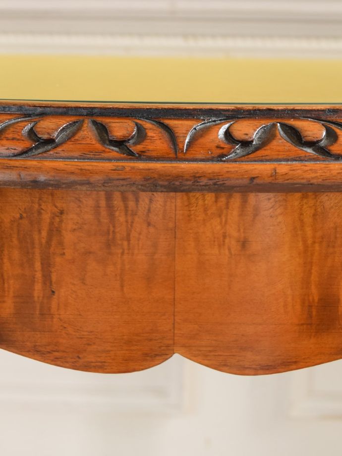 アンティークテーブルの装飾