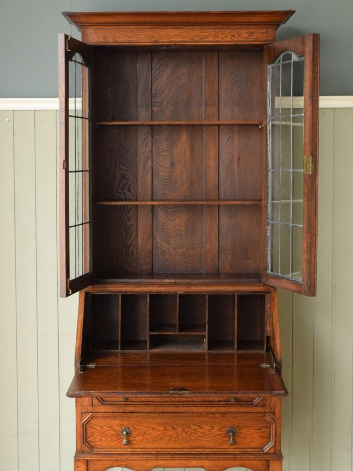 ビューローキャビネットの扉の中