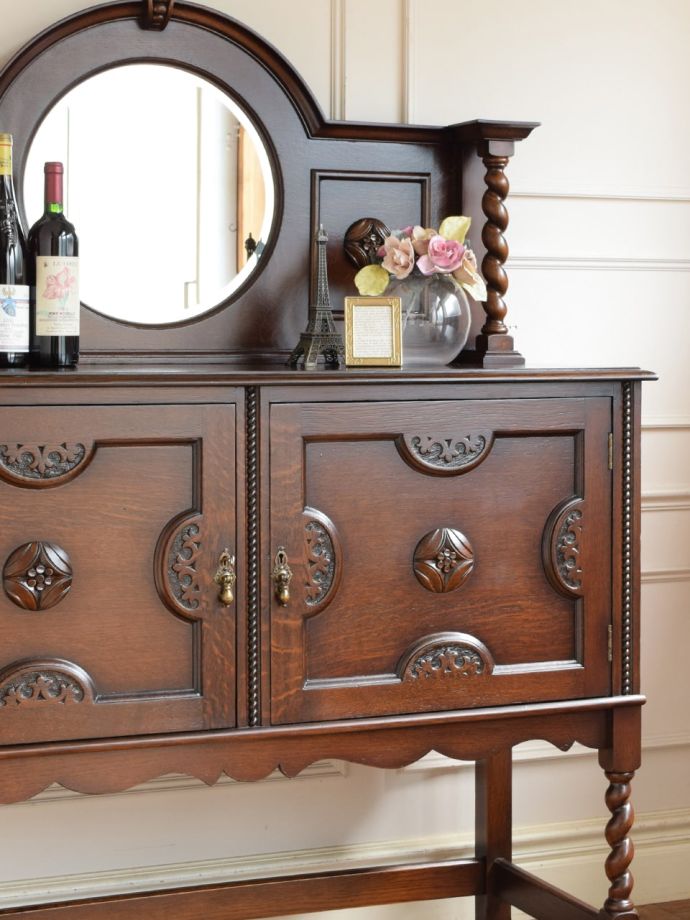 イギリス　サイドボード　アンティーク　ミラー付き イギリスから届いたアンティークの家具、コンパクトサイズの鏡が付いた