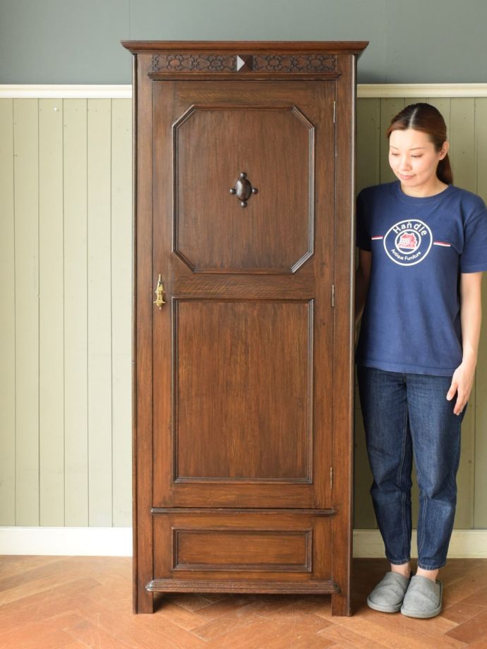 英国アンティークのワードローブ