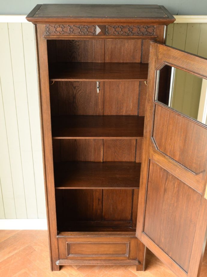 ワードローブの扉の中