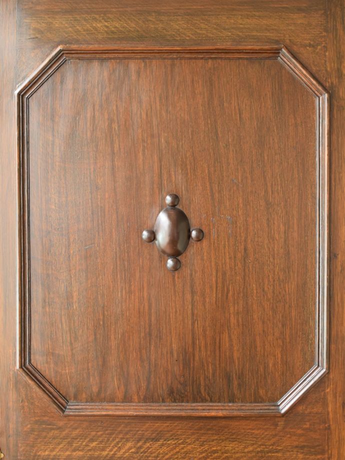 アンティークキャビネットの彫