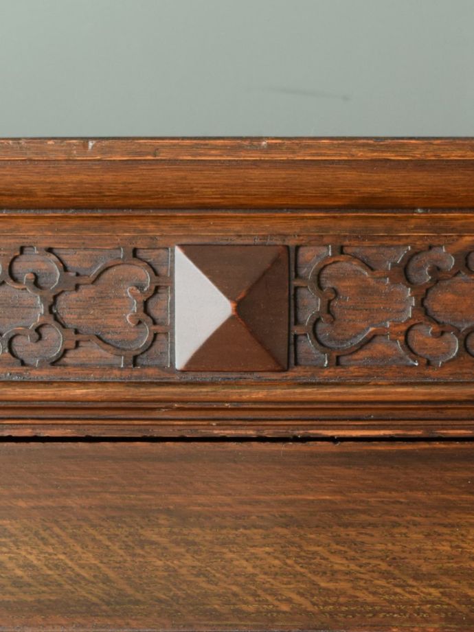 アンティーク家具らしい装飾