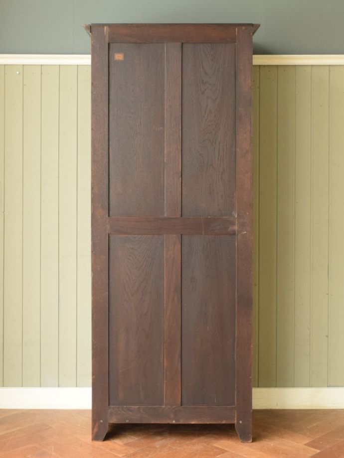 キャビネットの後ろ姿