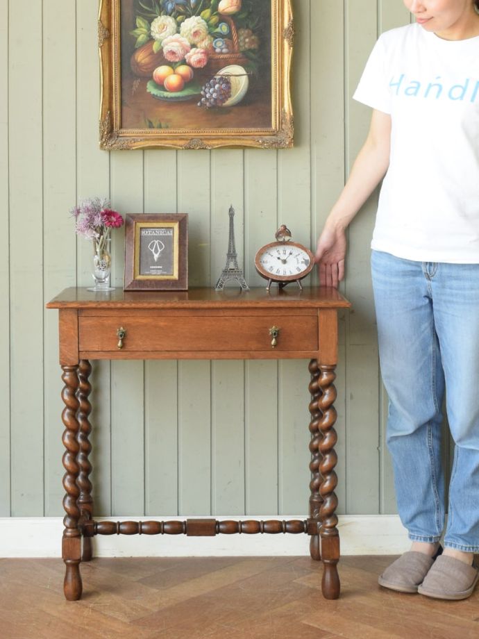 英国アンティークのコンソールテーブル