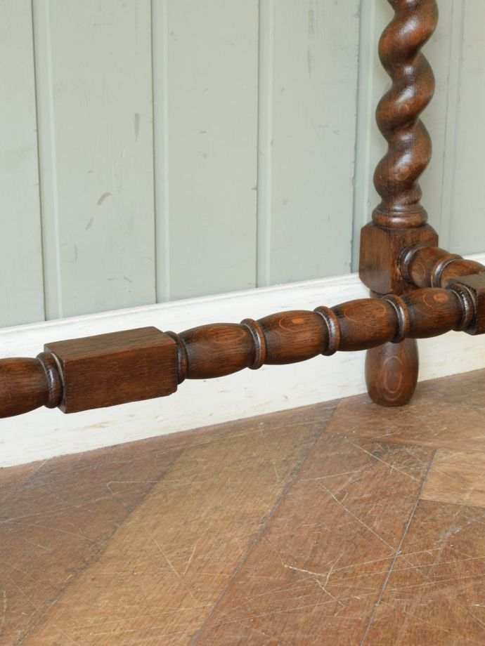 英国アンティーク家具らしい彫