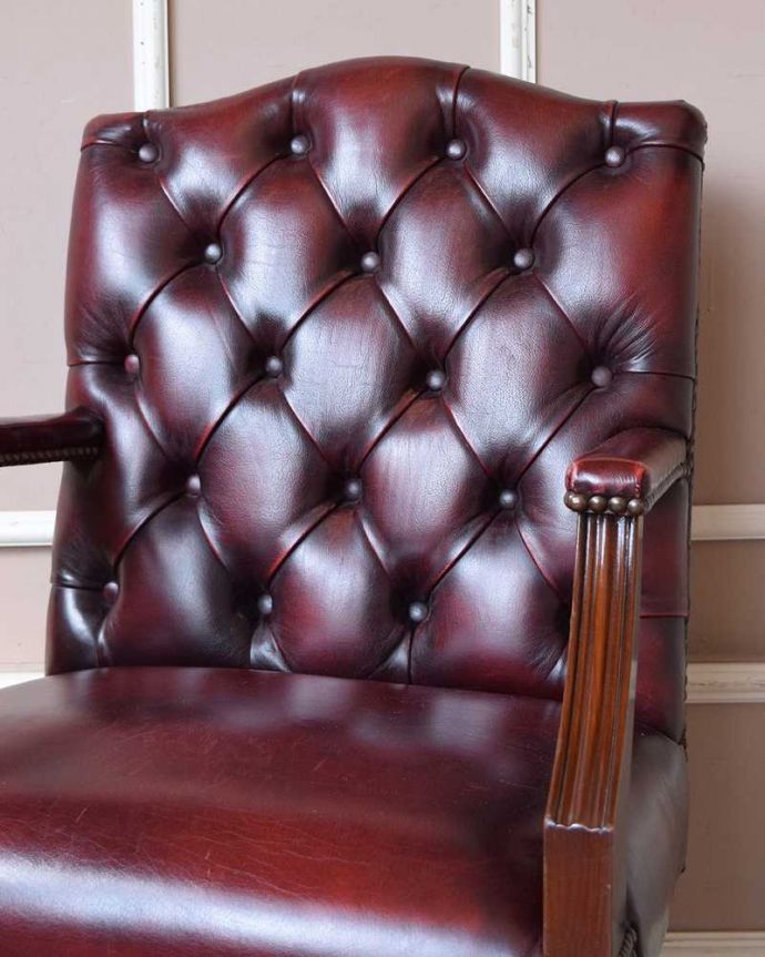 布座面　アンティーク チェア　英国輸入のアンティークの回転椅子、カッコいいデスクチェア（リボルビングチェア）。ゆったりと包み込んでくれます時間を忘れてくつろげてしまう掛け心地。(q-289-c)