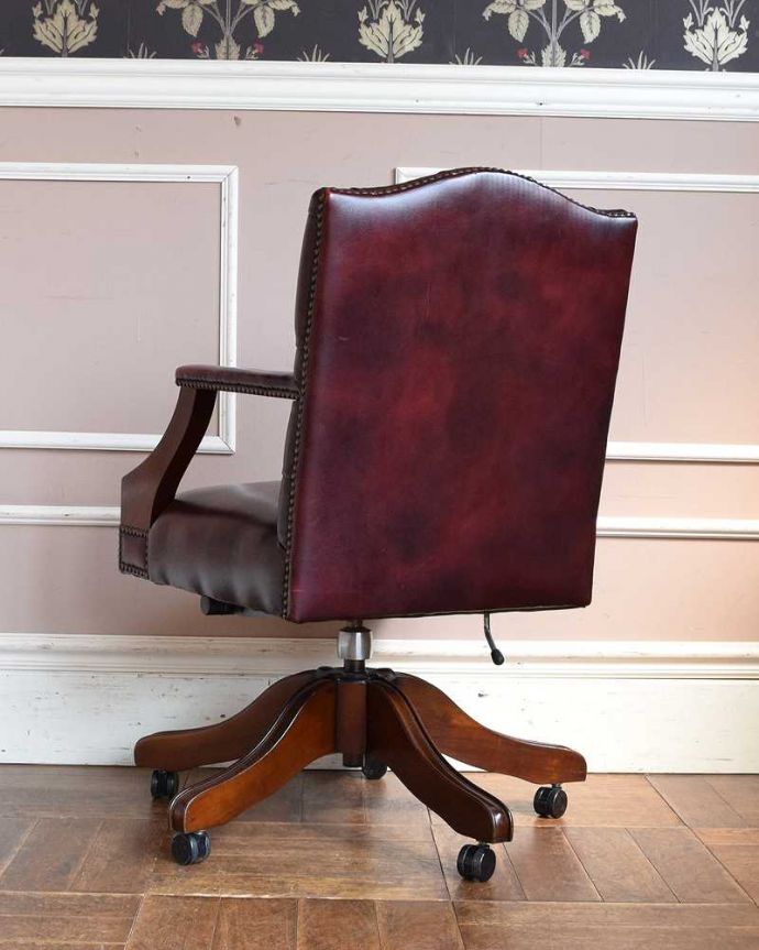 布座面　アンティーク チェア　英国輸入のアンティークの回転椅子、カッコいいデスクチェア（リボルビングチェア）。後ろ姿までカッコいいドッシリとカッコいい後ろ姿に惚れ惚れしてしまいます。(q-289-c)