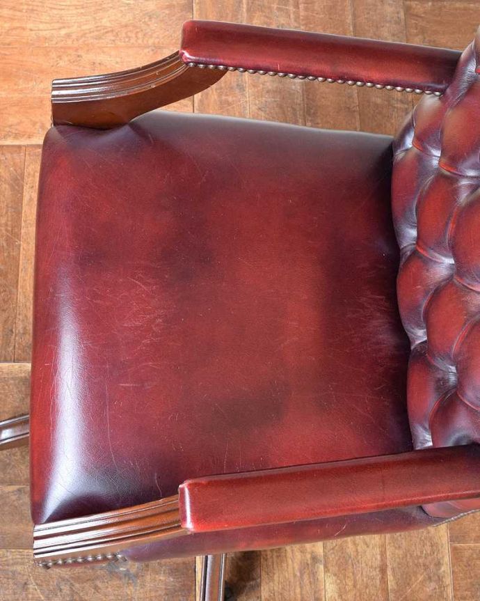 布座面　アンティーク チェア　英国輸入のアンティークの回転椅子、カッコいいデスクチェア（リボルビングチェア）。革貼りの座面ヴィンテージなのでキズや汚れはありますが、キレイなものを買い付けて来ています。(q-289-c)