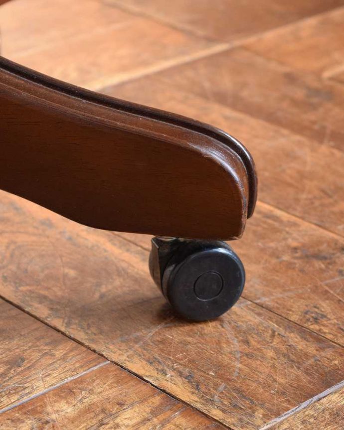 布座面　アンティーク チェア　英国輸入のアンティークの回転椅子、カッコいいデスクチェア（リボルビングチェア）。脚先にはキャスターがアンティークのものは現代のもののようにプラスチックではないため動きはよくありませんが調整したので動きます。(q-289-c)