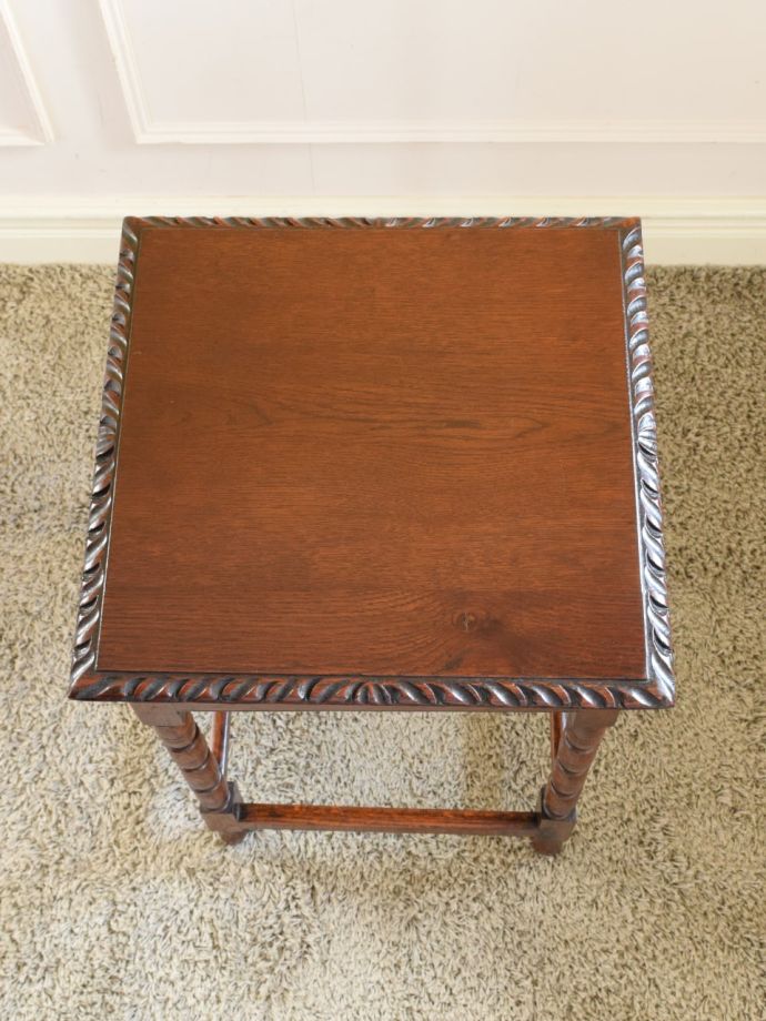 アンティークのサイドテーブルの天板