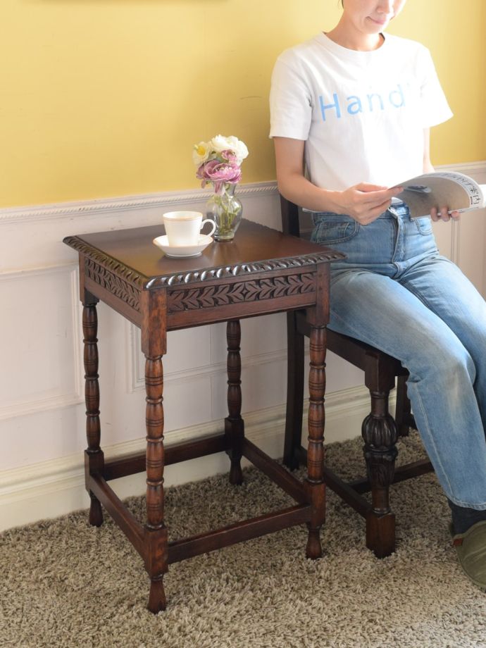 アンティークのサイドテーブル