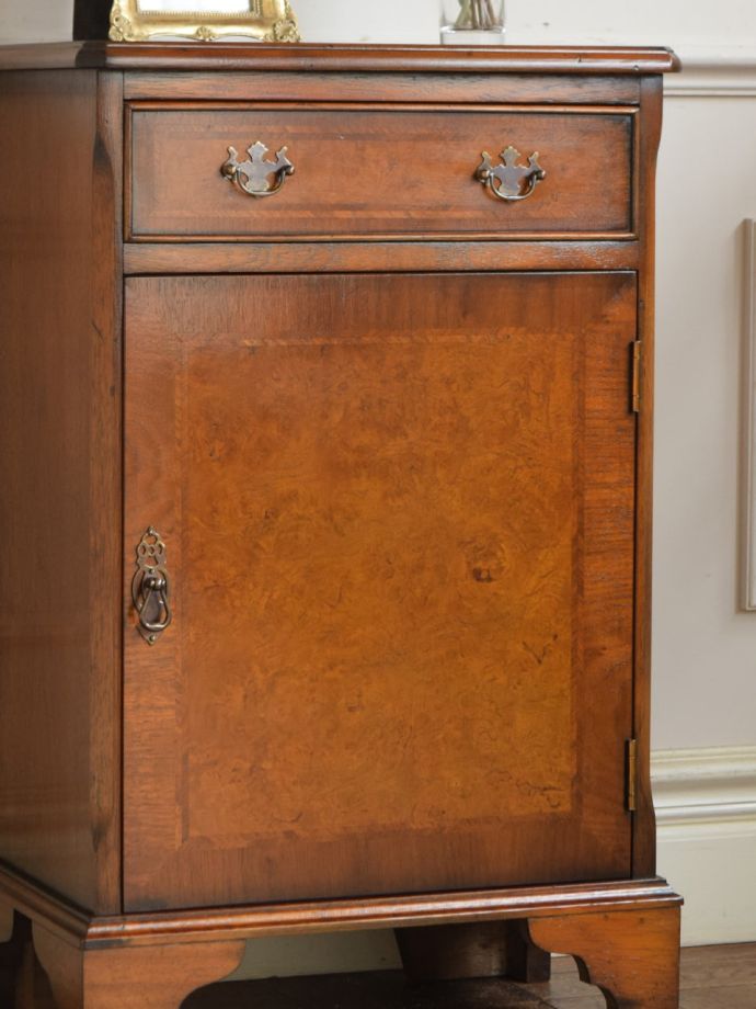 アンティーク家具らしい美しい杢目