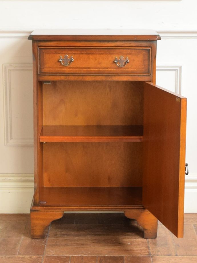 サイドキャビネットの扉の中