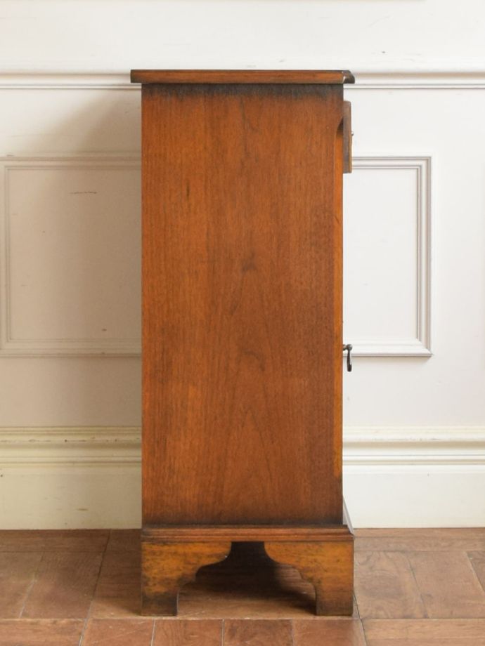 サイドキャビネットの側面