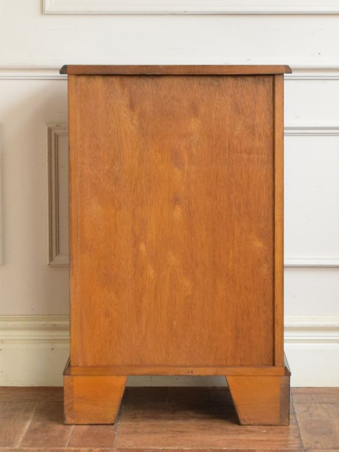 サイドキャビネットの後ろ姿