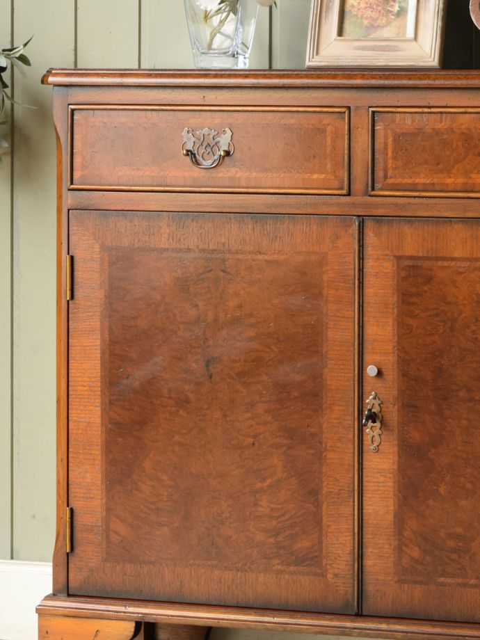 アンティーク家具らしい美しい杢目