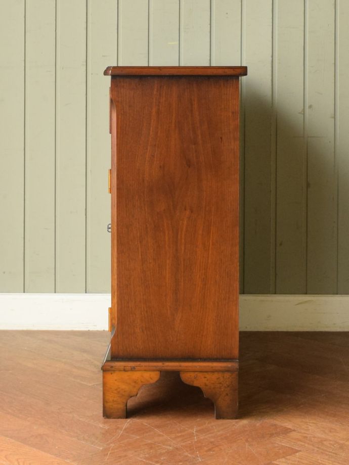 サイドボードの側面