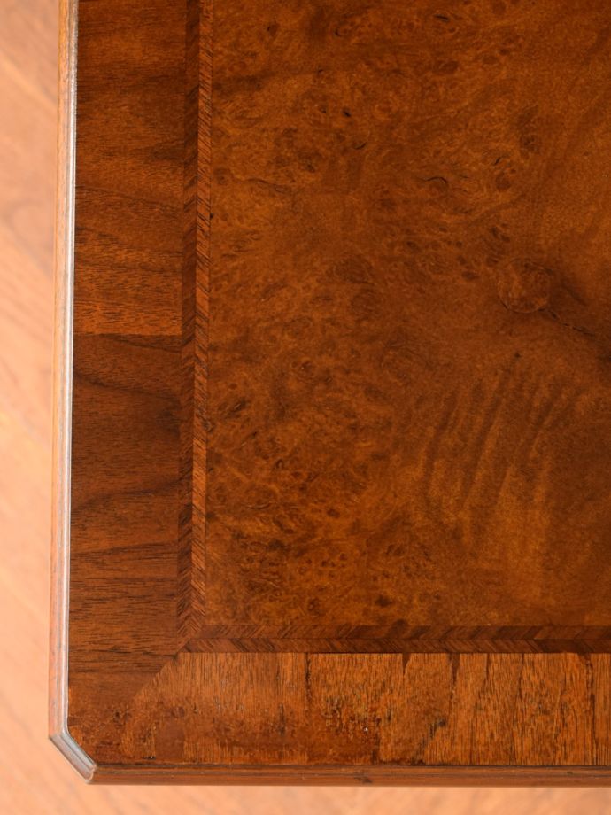 英国アンティーク家具らしい装飾