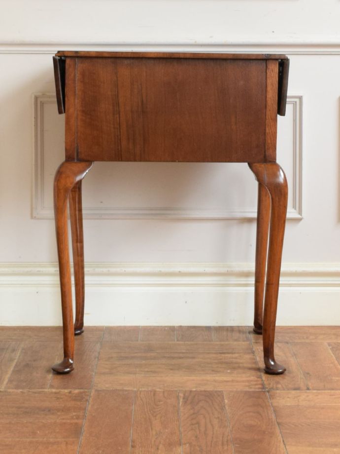 チェストの後ろ姿