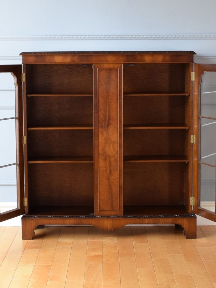 キャビネットの扉の中