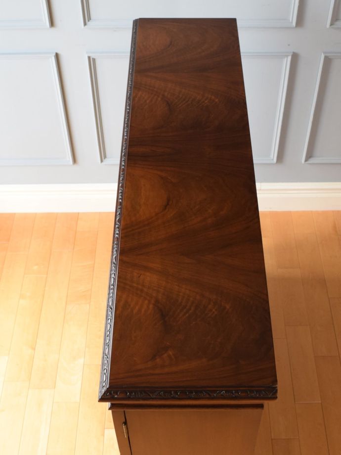 アンティークキャビネットの天板